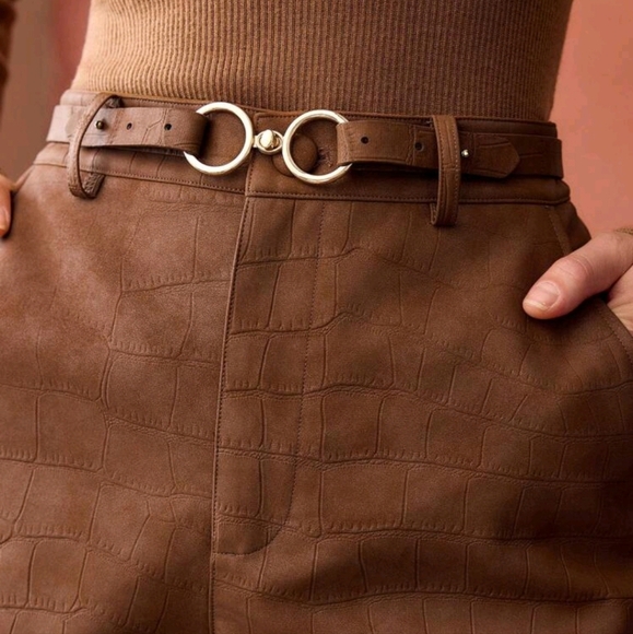 TEXTURED SLANT POCKET SHORTS - Picture 2 of 3